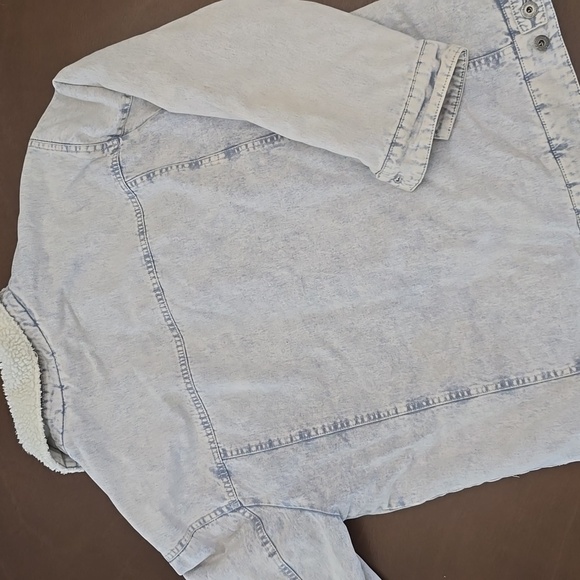LEVI'S Light Wash Denim Jacket with Cream Sherpa lining Women's Sz L - Picture 7 of 9